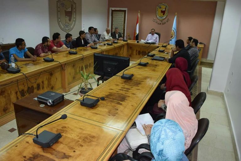 رئيس جامعة سوهاج يجتمع بالمشاركين بمؤتمر الشباب السادس