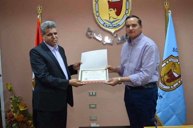 بعد اجتيازهم دورة TOT تكريم 25 من القيادات الإدارية بجامعة سوهاج