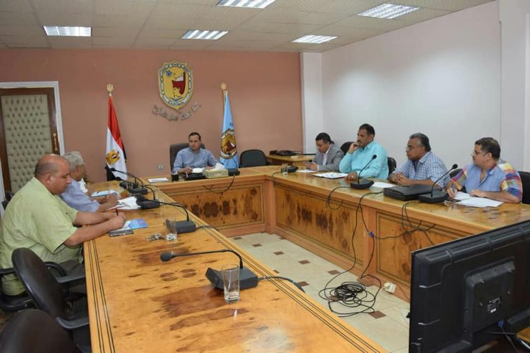 عزيز يجتمع برعاية الشباب ويتابع صيانة المدينة الجامعية بسوهاج