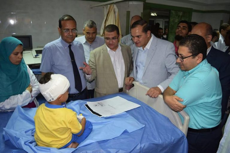 رئيس جامعة سوهاج يطمئن على مرضى قوائم الانتظار بالمستشفى الجامعي