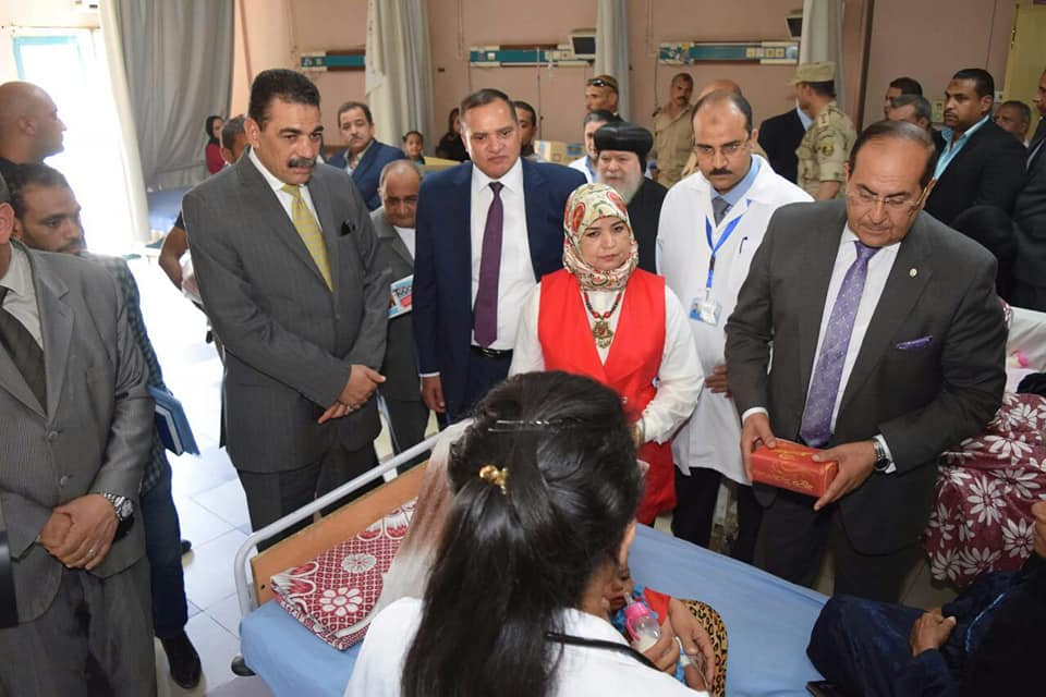 محافظ سوهاج ورئيس الجامعة يهنئان مرضي الهلال بقدوم العيد و يشاركان في افطار مديرية الأمن