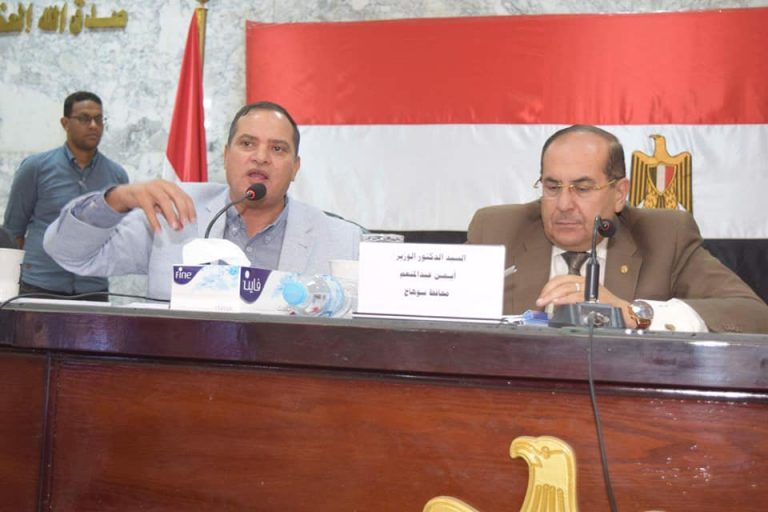 جامعة سوهاج تشارك في مناقشة خطة إدارة المخلفات الصلبة للمحافظة