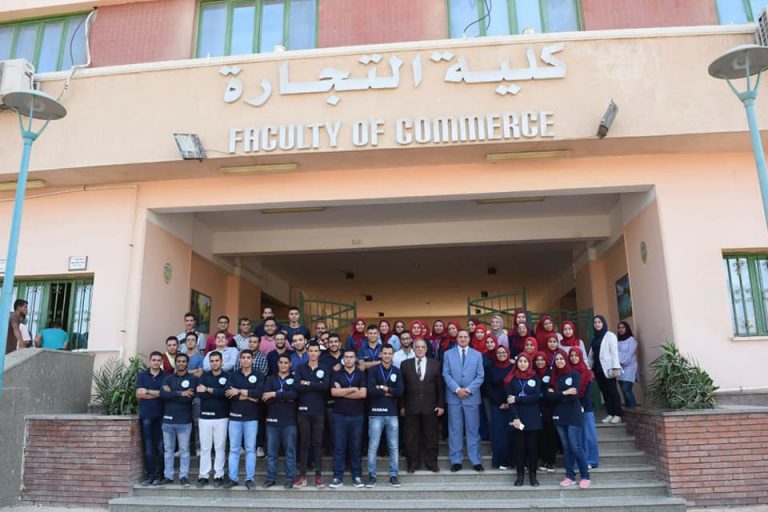 رئيس جامعة سوهاج يتابع تقديمات الطلاب ويناقش الإنشاءات الجديدة