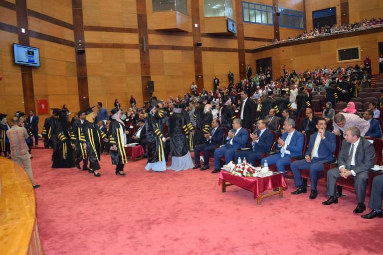 صيدلة سوهاج تخرٍج دفعتها الأولى بحضور المحافظ ورئيس الجامعة