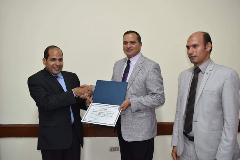 تكريم 16 من القيادات التعليمية بدورة جامعة سوهاج للتخطيط الاستراتيجي