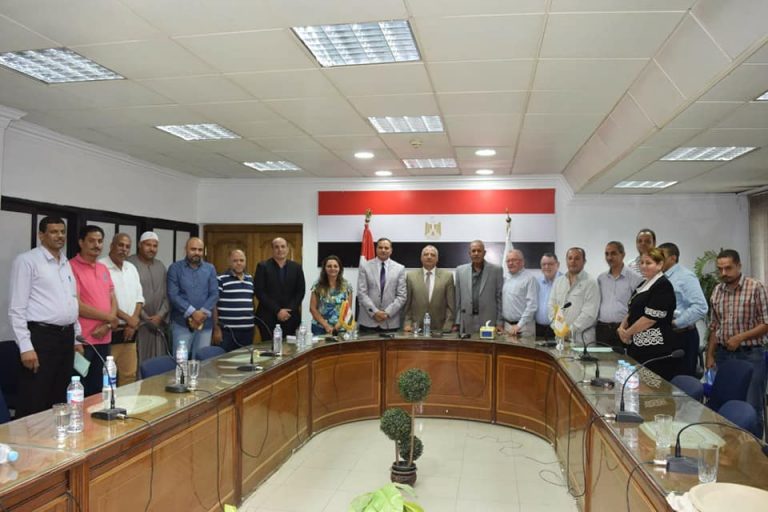 جامعة سوهاج تبحث مع المحافظة سبل تطوير مصنع تدوير مخلفات الموز