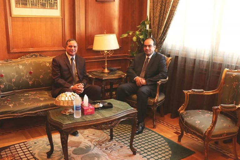 رئيس جامعة سوهاج يجتمع مع أمين المجلس الأعلي للجامعات الجديد