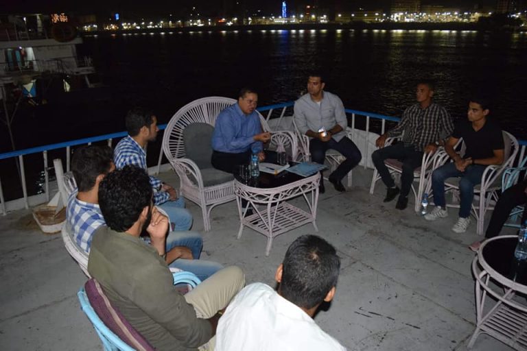 رئيس جامعة سوهاج يناقش مع طلابه الاستعدادات للعام الجديد