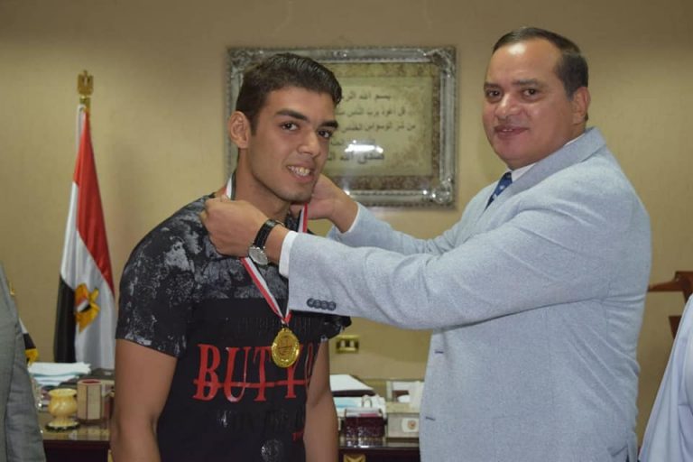 جامعة سوهاج تكرم ‘‘مؤمن‘‘ لحصوله على الذهبية في نعبر جسراً