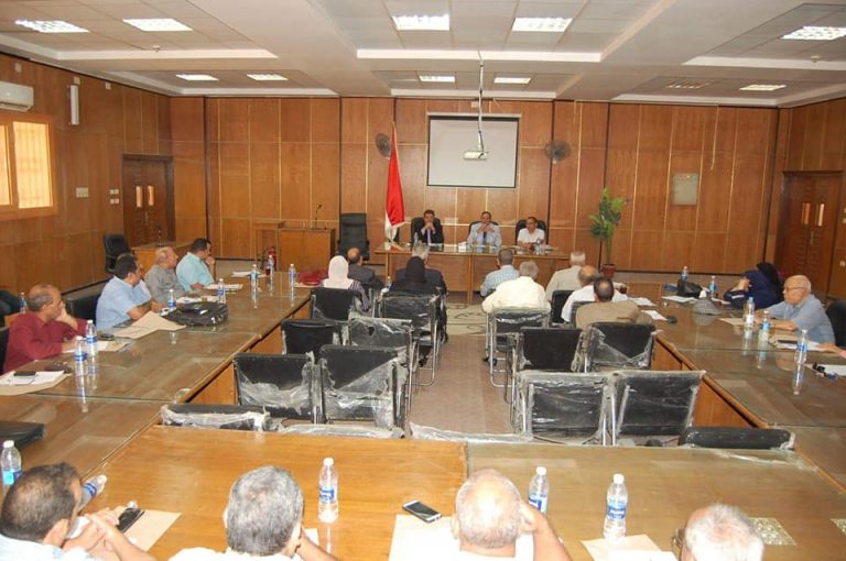 رئيس جامعة سوهاج يتابع تسجيل الطلاب الجدد ويحضر مجلس كلية الآداب