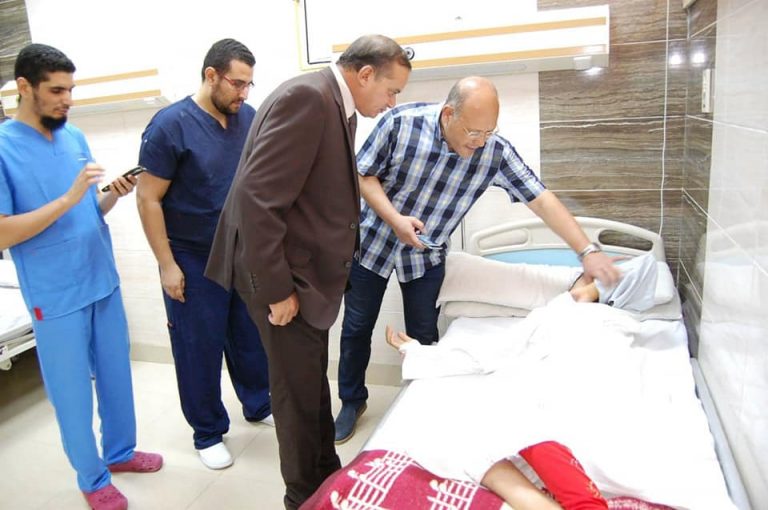 رئيس جامعة سوهاج يطمئن على مرضى جراحات اليد بالمستشفي الجامعي