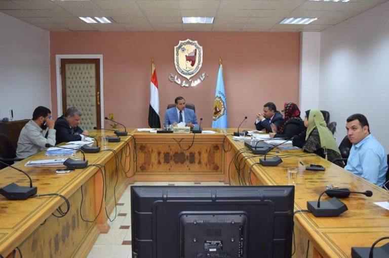 جامعة سوهاج تناقش استعدادات مدنها لاستقبال الطلاب