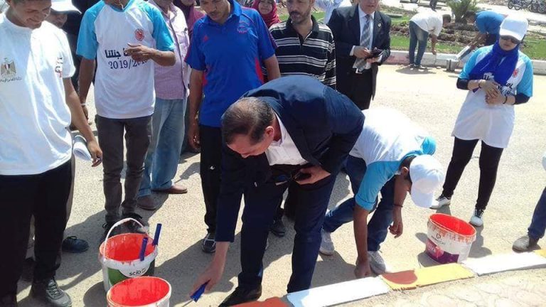 عزيز يشارك طلبة وطالبات الجامعة معسكر الخدمة العامة