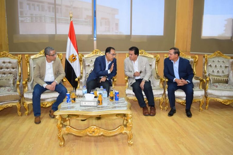 رئيس وزراء مصر يزور جامعة سوهاج، ويلتقي بالطلاب ويعلن عن إنشاء مستشفى جامعي جديد