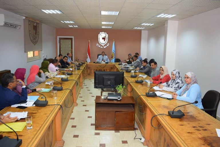 ‏‏إعداد خطة البحث العلمي بجامعة سوهاج على طاولة رئيس الجامعة