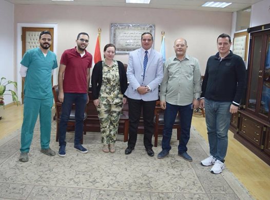 خبير أجنبي يجري عدد من الجراحات الميكروسكوبية بطب سوهاج