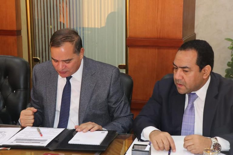 عزيز وصالح يناقشان إمكانية تثبيت العمالة المؤقتة بجامعة سوهاج