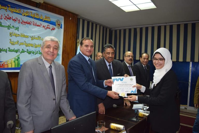 جامعة سوهاج تكرم ‘‘معيدة‘‘ اللغة الكورية بعد مشاركتها بمعرض ايديكس