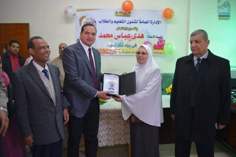 تكريم مديرة إدارة التسجيل والدراسة بجامعة سوهاج لبلوغها سن المعاش