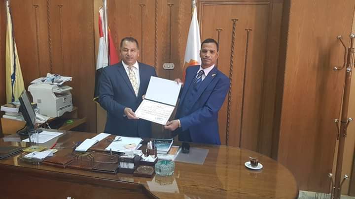 د. ناصر حجي عميد كلية الالسن جامعه سوهاج يستلم شهادة تقدير ببني سويف