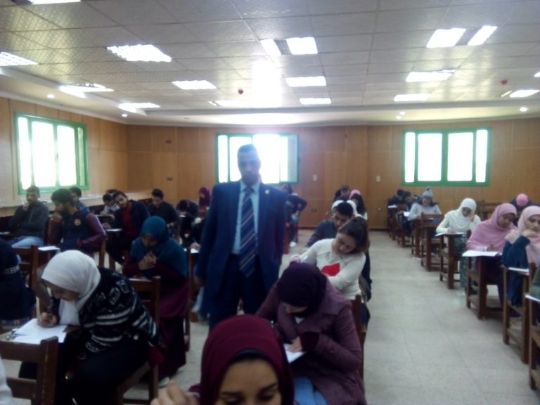 عميد كلية الالسن جامعة سوهاج اثناء سيرة في  امتحانات  الفرقة الرابعة والثانية اليوم  الموافق 20/1/2020