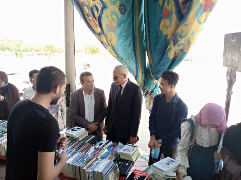 تحت رعاية الاستاذ الدكتور معالي الوزير \مصطفي عبدالخالق رئيس الجامعه والاستاذ الدكتور عبدالناصر يس نائب رئيس الجامعة لشئون التعليم والطلاب وريادة أ.د\ صبري توفيق همام مشرف كلية الالسن اقامت معرض الكتاب لمدة اسبوع بمقر الجامعة الجديدة في الفتره من الاحد 24/10 الي 28/10