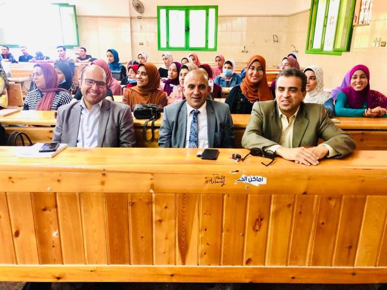 اليوم من ورشة عمل قدمتها دكتورة رشا يوسف مدير مشروعات قطاع الصعيد للتدريب ومحاضرة الادب الامريكي عن مهارات ا حل المشكلات