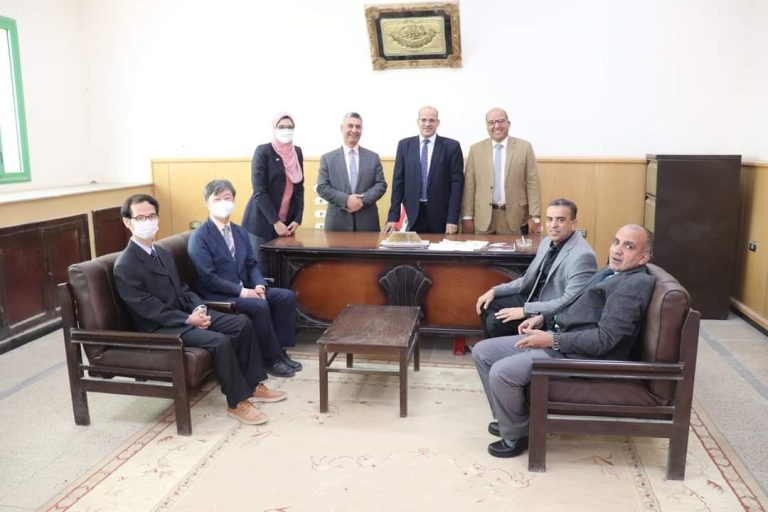 تحت رعاية الأستاذ الدكتور رئيس الجامعة /مصطفي عبدالخالق استقبلت جامعة سوهاج وفدآ كوريآ يتألف من أ. د/ جونج يونج آن استاذ زائر لكلية الألسن جامعة سوهاج