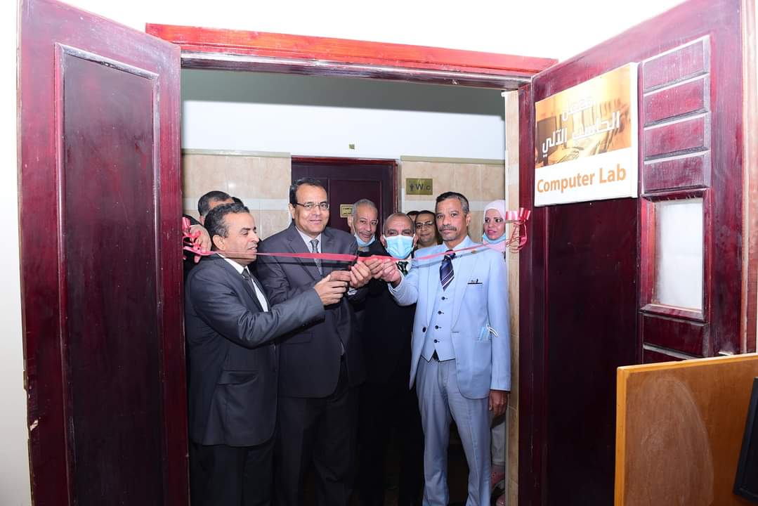 تحت رعاية الأستاذ الدكتور رئيس الجامعة والأستاذ/مصطفي عبدالخالق الدكتور صبري همام عميد تم افتتاح معملي اللغة والحاسب الآلي ومركز تعليم الكبار بالكلية بالمقر الجامعة الجديدة بالكوامل بكلية الألسن