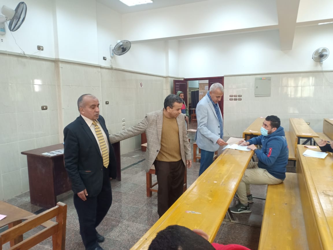 تحت رعاية الأستاذ الدكتور صبري توفيق همام عميد كلية الألسن والسادة أعضاء هيئة التدريس تم متابعه سير أعمال الإمتحانات بكلية