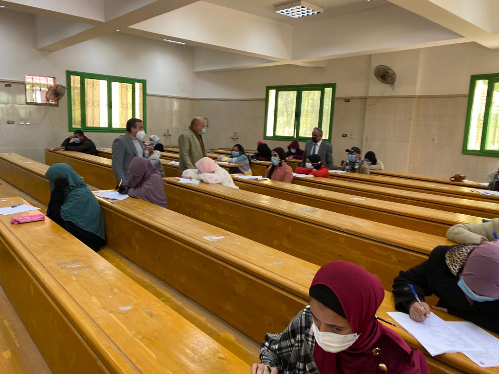 تحت رعاية الأستاذ الدكتور /صبري توفيق همام عميد كلية الألسن متابعة امتحانات الفصل الدراسي الأول فى العام الجامعي 2021 /2022 اليوم الثالي على التوالي للفرقه الثانيه والرابعة لجميع الأقسام بكلية