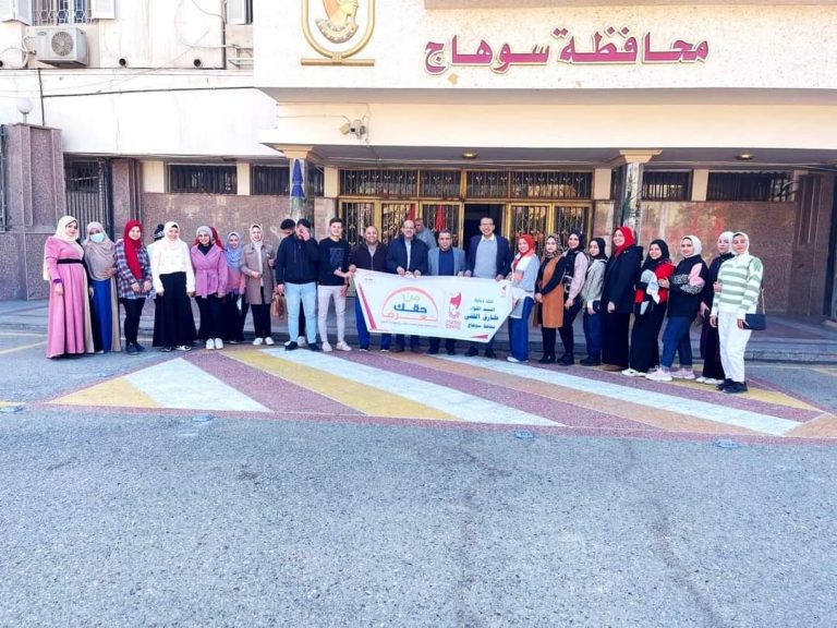 طالب وطالبة من كلية الالسن يشاركون في مشروع حياه كريمة بقرى البلينا ه