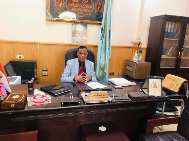 اجتماع اليوم الأستاذ الدكتور ناصر حجي بالسادة اعضاء هيئة التدريس ومعاونيهم بكلية الالسن لمناقشة جميع الأمور المتعلقة بنجاح سير العملية التعليمية بالفصل الدراسي الثاني والامتحانات