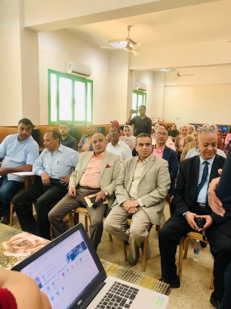 كلية الألسن تعقد ورشة عمل للتدريب على منصةثينيكى