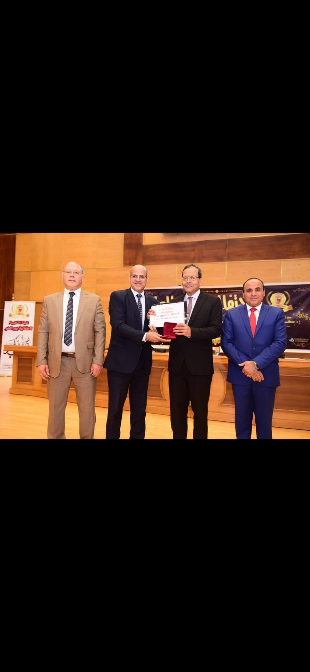 عبدالمجيد بقسم اللغة الفرنسية تهنئه الدكتور طارق