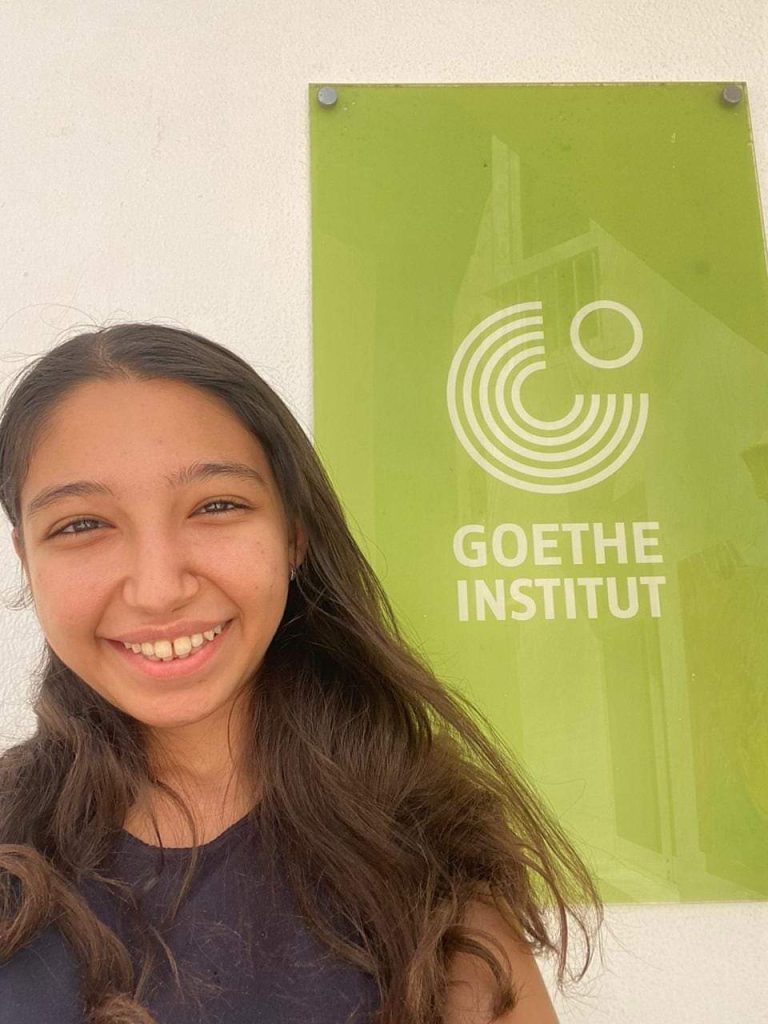 يتقدم قسم اللغة الألمانية بكلية الألسن جامعة سوهاج بخالص التهاني للمجتهدة لورينا باسم،  الطالبة بالفرقة الرابعة لحصولها على منحة دراسية بمعهد جوته متمنين لها دوام النجاح والتوفيق.