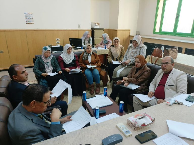 سيمينارين للدكتواه والماجستير بقسم اللغة الفارسية بكلية الالسن