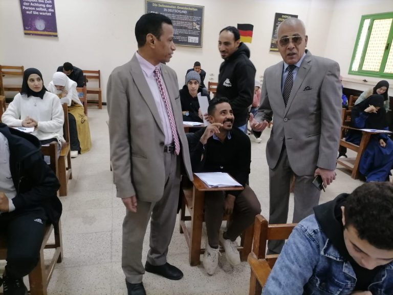 نائب رئيس الجامعة واطمئن على سير الامتحانات في كلية الألسن اليوم