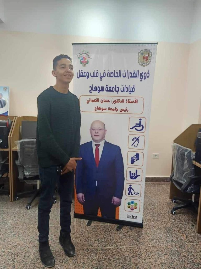 الطالب المميز بقسم اللغة الفارسية بكلية الالسن جامعة يقدم