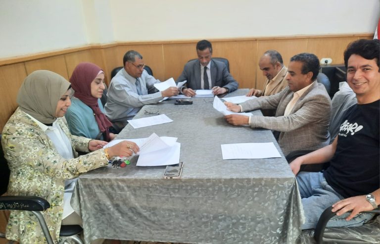 وقد ناقش المجلس مقترحات خاصة بمركز الخدمة العامة لابحاث اللغات ودبلوم الترجمة الفورية بقسم اللغة الانجليزية