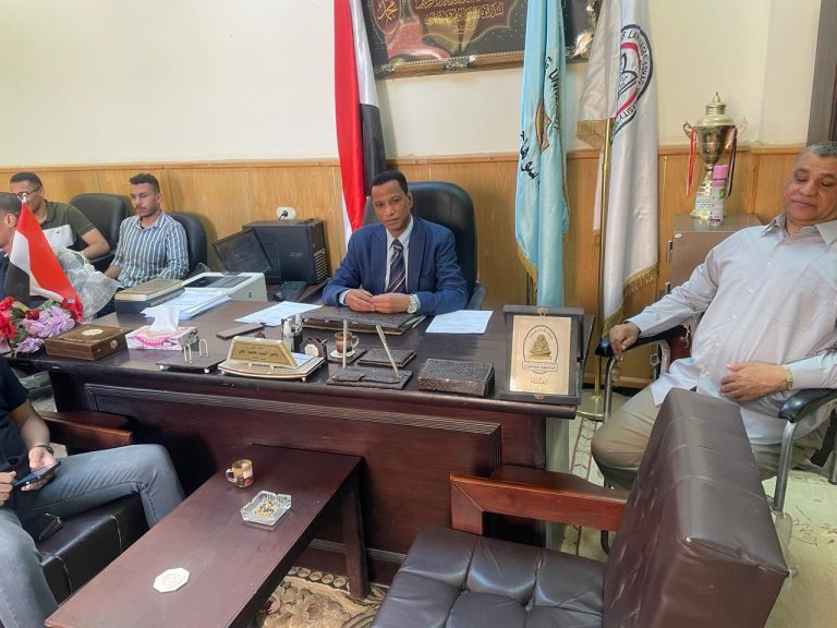 اجتمع السيد الاستاذ الدكتور ناصر حجي عميد الكلية بالسادة أعضاء معاونى اعضاء هيئة التدريس للوقف على مستجدات وتجهيز العمليه الامتحانيه للعام الجامعي للفصل الدراسي الثاني الثاني ٢٠٢٣-٢٠٢٤ بكلية