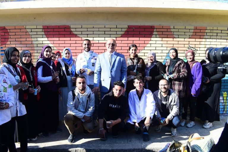 رئيس الجامعة يشارك طلابه بمعسكر الجوالة والخدمة العامة