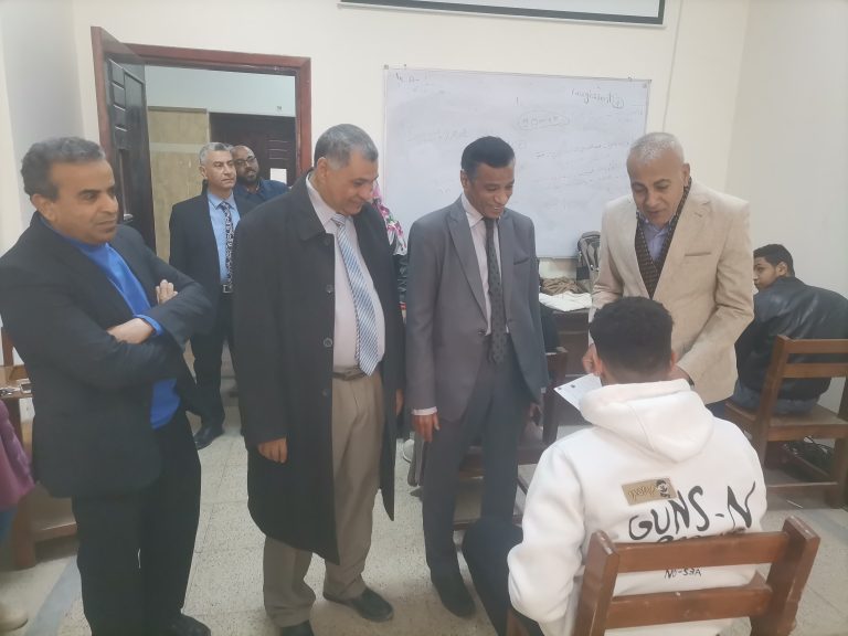 نائب رئيس الجامعة وزيارة الألسن في أولى امتحانات الفصل الدراسي الأول للعام الجامعي 2024-2025 م
