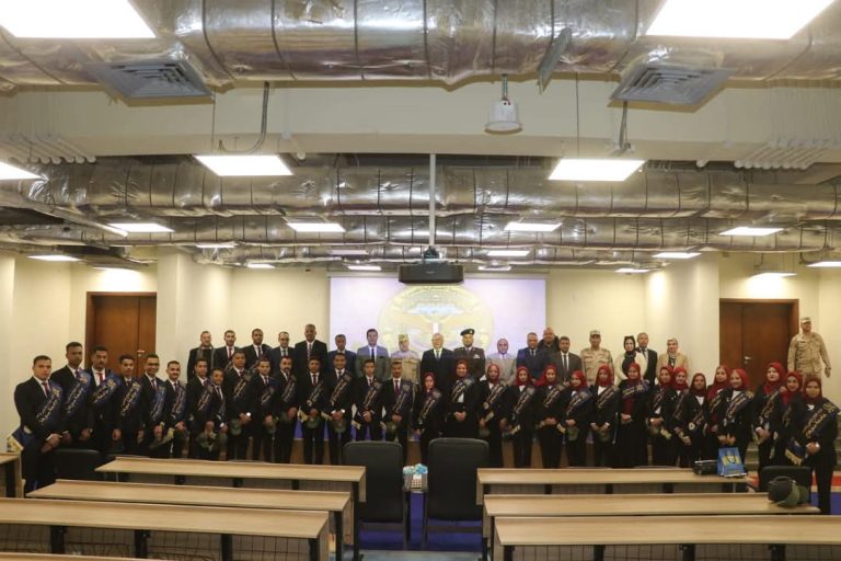 رئيس الأكاديمية العسكرية المصرية يستقبل رئيس جامعة سوهاج ووفد طلابى خلال زيارتهم الأولى لمقر الأكاديمية بالعاصمة الإدارية. وثمن النعماني كلمة الرئيس عبد الفتاح السيسي خلال تفقد فخامته لاصطفاف طلبة الأكاديمية العسكرية أمس، موضحاً أنها تحمل رسائل واضحة وحاسمة تؤكد على الدور المحوري الذي تقوم به مصر في المنطقة، مؤكداً علي  أن الشعب المصري سيظل ملتف حول فخامة الرئيس خاصة خلال الظروف الاستثنائية والتحديات الإقليمية الراهنة، الأمر الذي يعكس قوة ووحدة وصلابة الجبهة الداخلية المصرية، وأن ما يقدمه فخامة الرئيس من اخلاص و تفاني في العمل و الانجازات المتلاحقة التي تتم علي أرض الوطن يجعله يستحق كل التقدير والتحية من الشعب المصري. لمزيد من التفاصيل اضغط على الرابط : #جامعة_سوهاج #البوابة_الألكترونية