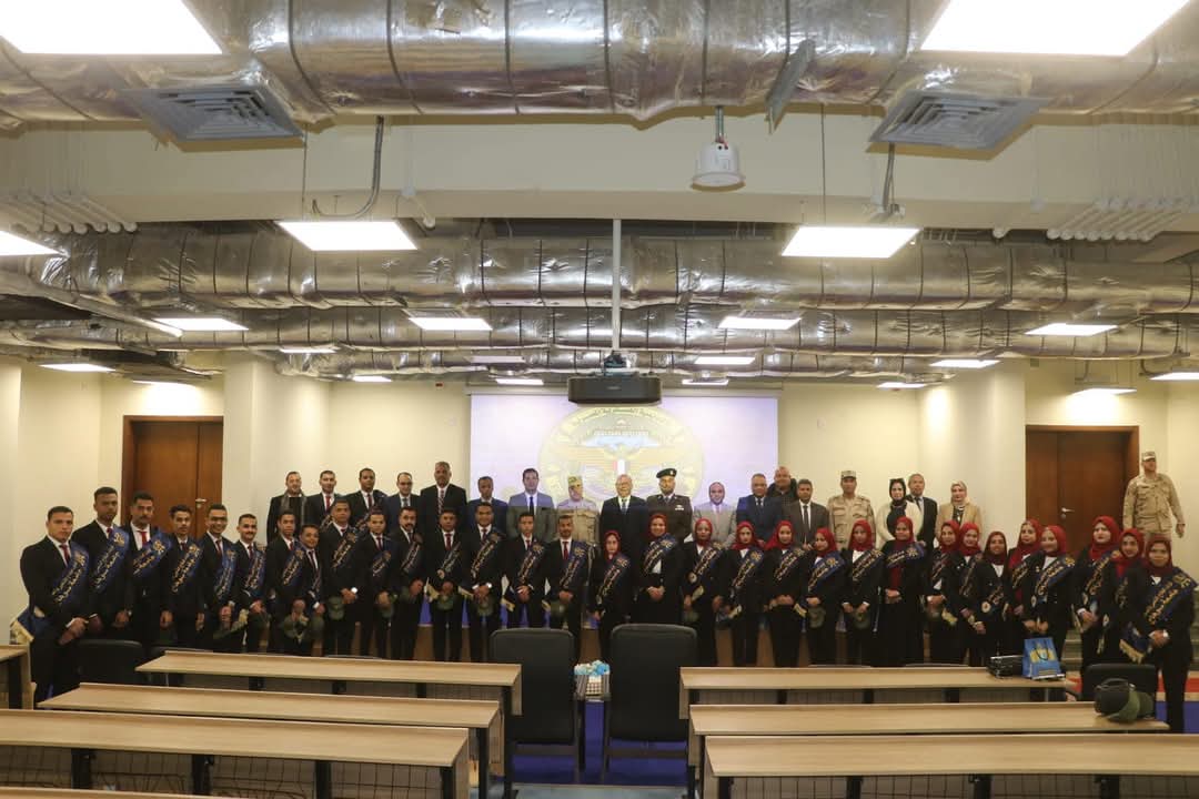 رئيس الأكاديمية العسكرية المصرية يستقبل رئيس جامعة سوهاج ووفد طلابى خلال زيارتهم الأولى لمقر الأكاديمية بالعاصمة الإدارية. وثمن النعماني كلمة الرئيس عبد الفتاح السيسي خلال تفقد فخامته لاصطفاف طلبة الأكاديمية العسكرية أمس، موضحاً أنها تحمل رسائل واضحة وحاسمة تؤكد على الدور المحوري الذي تقوم به مصر في المنطقة، مؤكداً علي  أن الشعب المصري سيظل ملتف حول فخامة الرئيس خاصة خلال الظروف الاستثنائية والتحديات الإقليمية الراهنة، الأمر الذي يعكس قوة ووحدة وصلابة الجبهة الداخلية المصرية، وأن ما يقدمه فخامة الرئيس من اخلاص و تفاني في العمل و الانجازات المتلاحقة التي تتم علي أرض الوطن يجعله يستحق كل التقدير والتحية من الشعب المصري. لمزيد من التفاصيل اضغط على الرابط : #جامعة_سوهاج #البوابة_الألكترونية