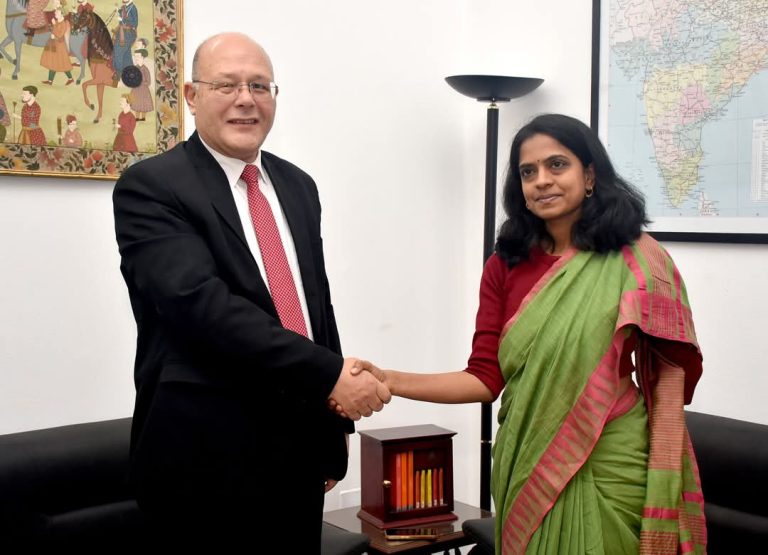 *القائم بأعمال السفير الهندي تستقبل رئيس جامعة سوهاج لبحث سبل التعاون العلمي والأكاديمي*