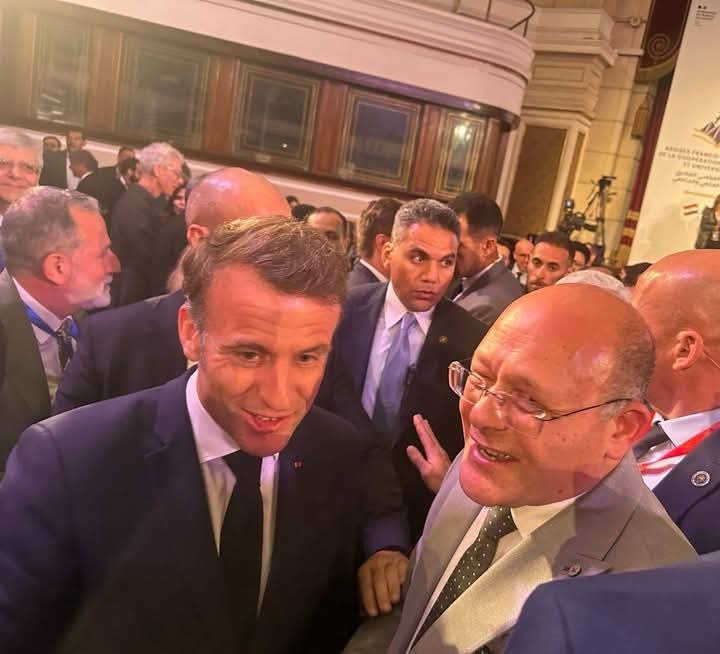 رئيس الجامعة أثناء زيارة رئيس فرنسا بالقاهرة