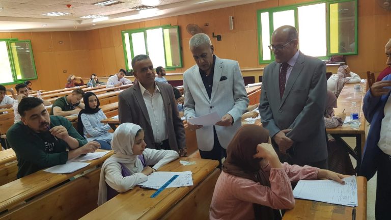 تحت رعاية السيد الأستاذ الدكتور حسان تفقد الدكتور عبدالناصر ياسين أعمال الامتحانات فى كلية الألسن