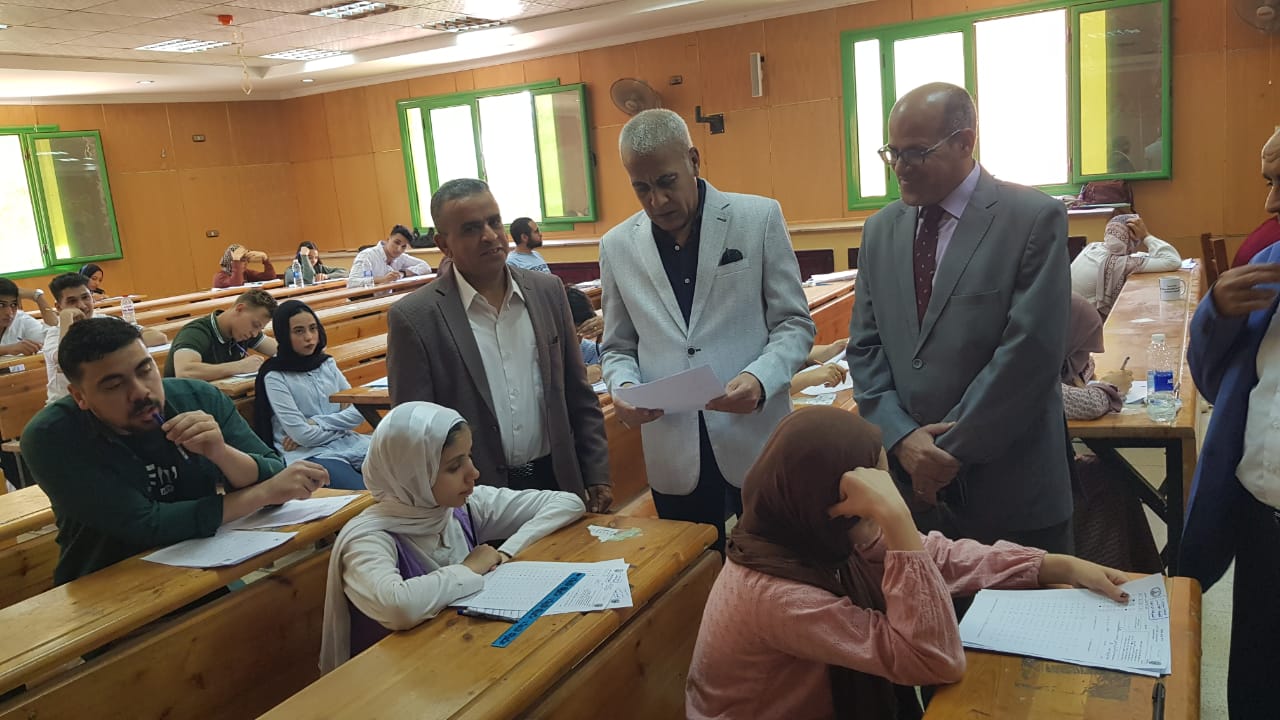 تحت رعاية السيد الأستاذ الدكتور حسان تفقد الدكتور عبدالناصر ياسين أعمال الامتحانات فى كلية الألسن