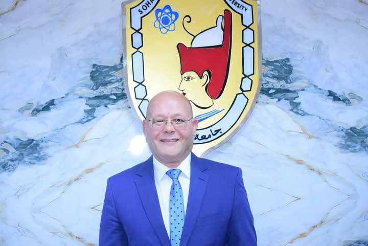 النعماني يقرر صرف مكافأة للعاملين بجامعة سوهاج تقديراً لمجهودهم